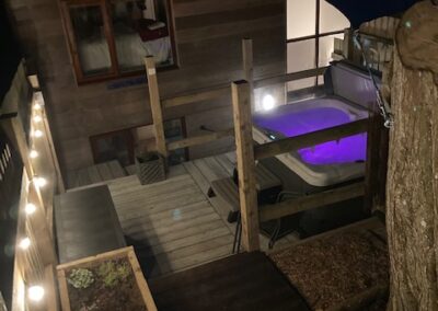 Hot tub in the garden at Trelawney